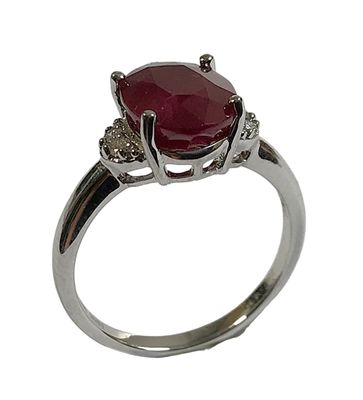 BAGUE en or blanc 750/1000 ornée d'un RUBIS Birman taille ov…