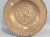 l'image d'une plaque d'or ornée d'un motif