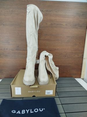 une paire de bottes posée sur une boîte