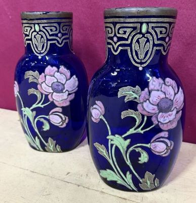 deux vases peints avec des fleurs