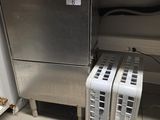 une photo d'un lave-vaisselle et d'un grille-pain empilés l'un sur l'autre