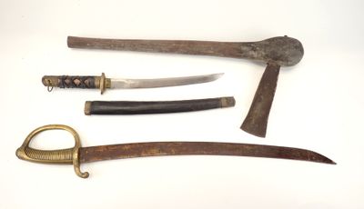 Plusieurs types d'armes sont exposés sur une surface blanche