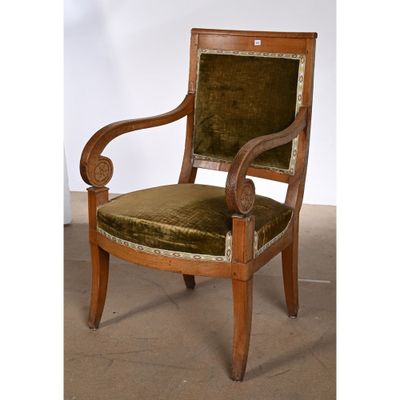 une image représentant une chaise en bois dont l'assise est recouverte de velours vert