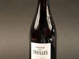 une bouteille de vin posée sur une table