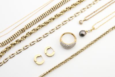 un gros plan sur un assortiment de colliers de différents styles