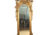 un grand miroir accroché au mur