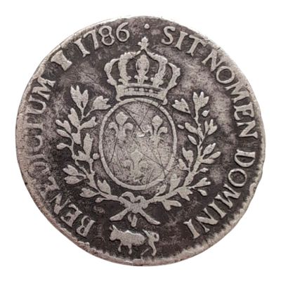 gros plan d'une pièce de monnaie surmontée d'une couronne