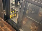 un réfrigérateur rempli de bouteilles dans la cuisine