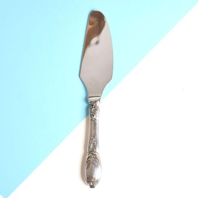 Pelle à tarte coupante, manche en argent fourré à décor de r…