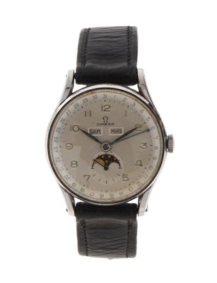 une photo d'une montre-bracelet argentée avec un bracelet en cuir noir