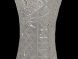 un vase en verre posé sur une surface noire