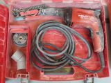 une boîte à outils rouge avec des outils sur une table