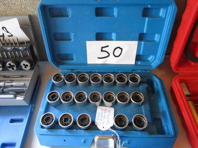 une boîte à outils bleue contenant plusieurs outils