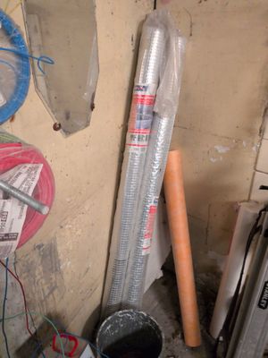 une photo d'une pièce où de nombreux outils sont accrochés au mur