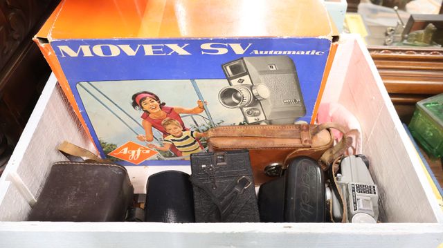 Lot comprenant divers appareils photos anciens, un Movex SV autom...