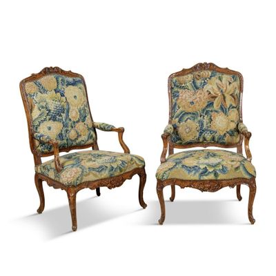 paire de fauteuils de style Louis XV avec revêtement floral