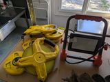 tout un tas d'outils posés sur une table dans une pièce