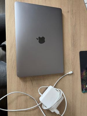 une table sur laquelle se trouvent un ordinateur portable, une souris et un téléphone portable