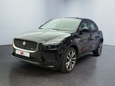 Une Jaguar noire est garée dans une grande pièce