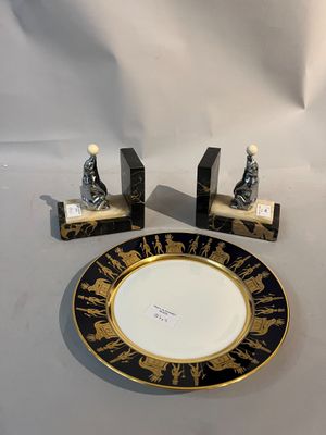 une paire d'assiettes et de serre-livres noirs et dorés sur fond blanc