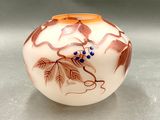 un vase blanc orné d'un motif marron et bleu
