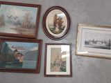 quatre tableaux encadrés sur le mur d'une pièce
