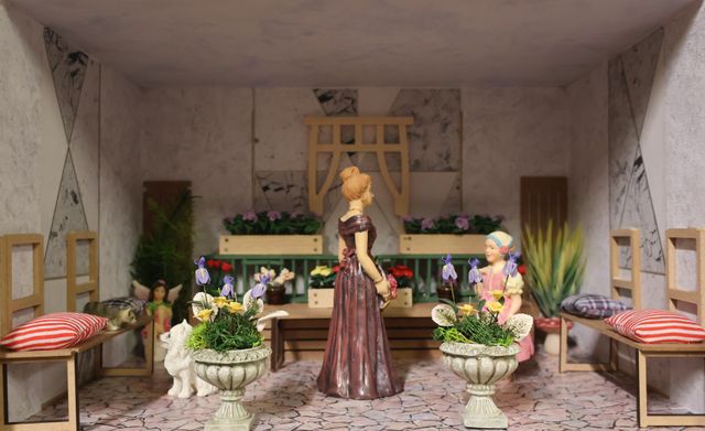 Diorama. Composition miniature, dans une vitrine en bois, vitre e...