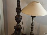 une lampe posée sur une table à côté d'une lampe