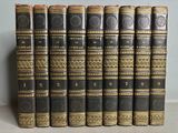 six vieux livres sont alignés sur une table