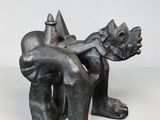 une image représentant une sculpture d'une personne assise sur une chaise