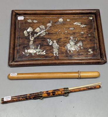 une boîte en bois contenant un stylo et une boîte en bois sur laquelle est représentée une image