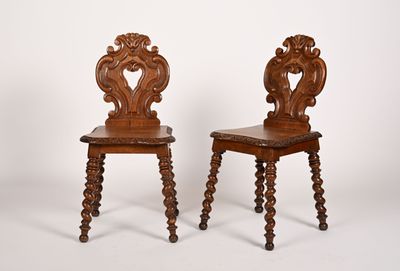 paire de chaises anciennes avec des dossiers sculptés et des pieds tournés