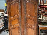 une armoire en bois au milieu d'une pièce