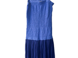 une photo d'une robe bleue suspendue à un cintre