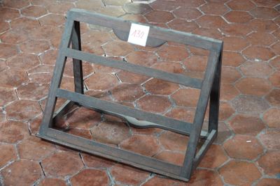 CHEVALET de table en bois. (accident). - Photo 1