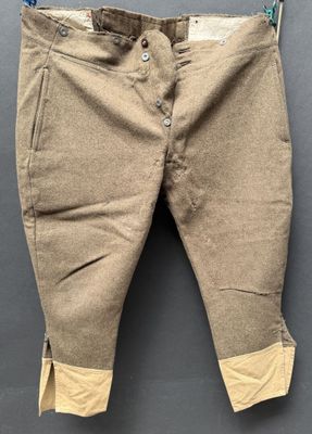 un vieux pantalon suspendu à une corde à linge