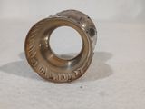 une bague en argent posée sur une surface blanche