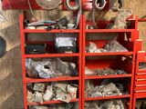 une étagère rouge sur laquelle sont posés de nombreux outils