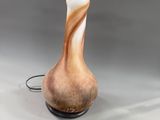 une lampe posée sur une table
