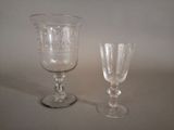 deux verres à vin posés l'un à côté de l'autre sur une table