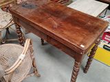 une table et des chaises dans une pièce avec beaucoup de meubles