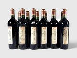 six bouteilles de vin sont alignées sur une surface blanche