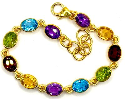 un gros plan d'un bracelet orné de pierres multicolores