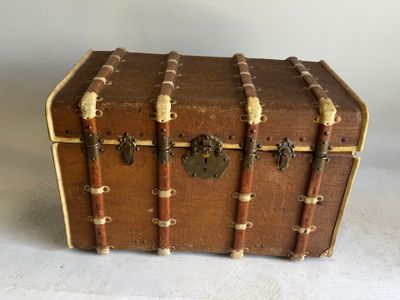 un petit coffre en bois posé sur une table