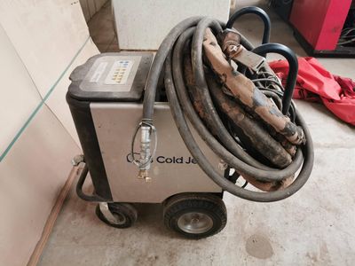 une machine à laquelle est raccordé un tuyau