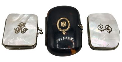 trois sacs à main noirs et blancs ornés de monogrammes