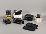 plusieurs types d'appareils photo différents posés sur une table