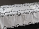 une table recouverte d'une nappe blanche et sur laquelle se trouve une serviette