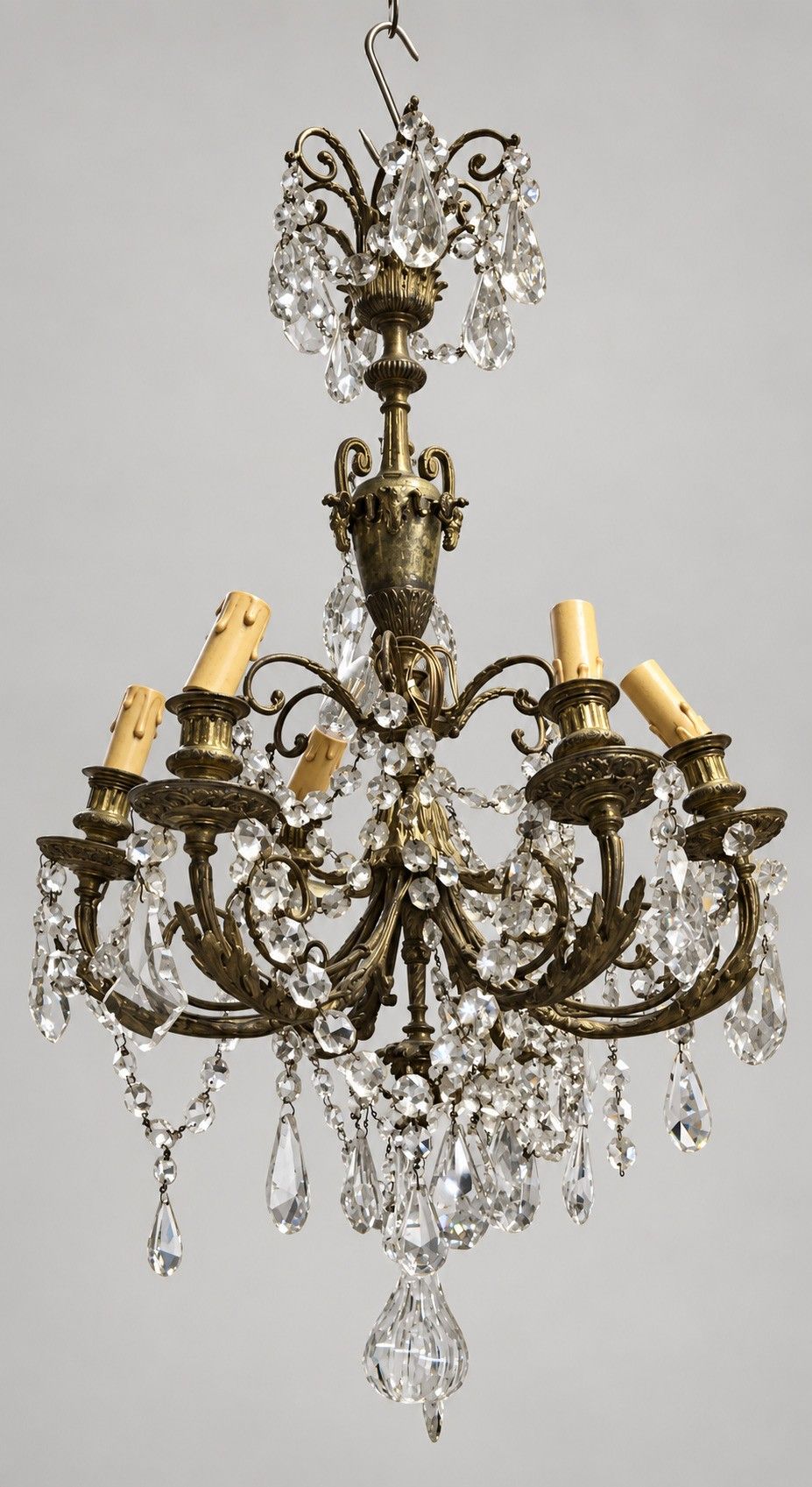 Lustre en bronze doré ciselé, à pampilles, composé de 6 branches, avec sa clochette. En l’état. Électrification à rev...