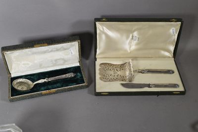 un service d'argenterie présenté dans un coffret, comprenant une cuillère et un repose-cuillère